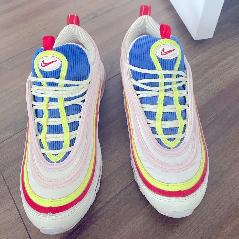 NIKE MULTICOLOR SNEAKER FOR WOMEN BARELY WORN NO SIGN OF WEAR
